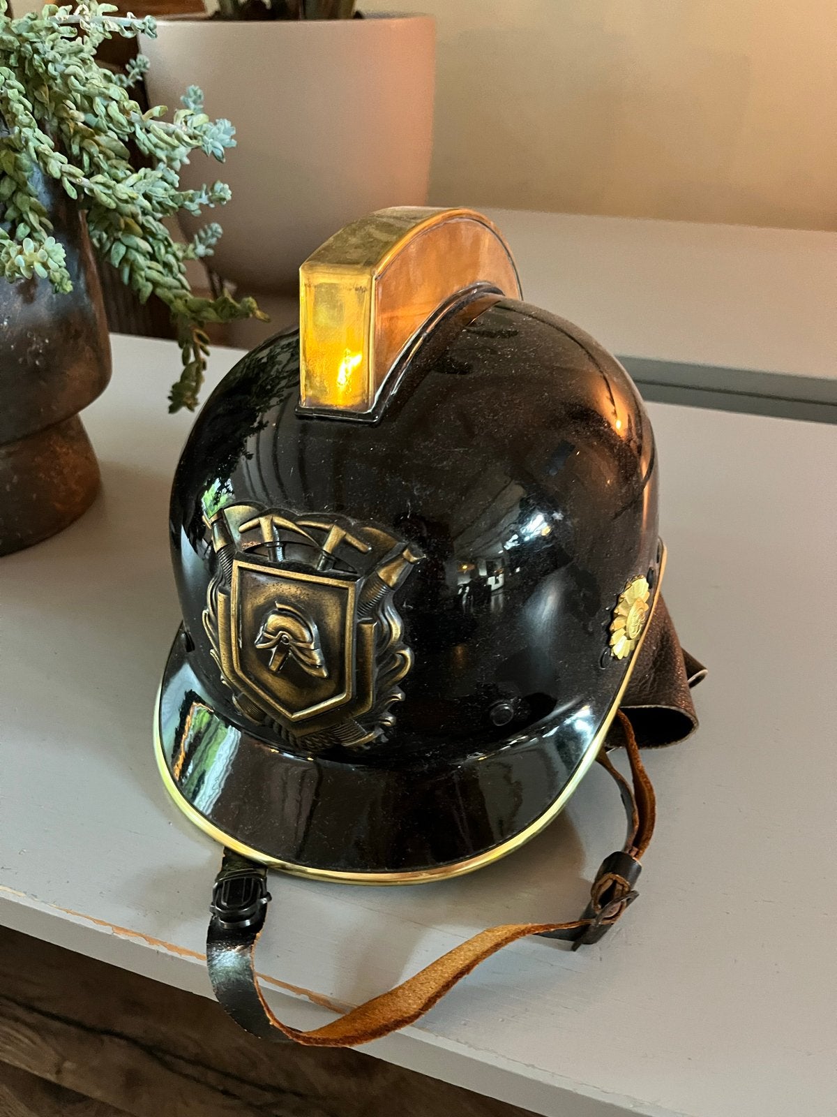 Kraaijer Vintage Brandweerhelm - Zwart met Gouden Details, Ophalen of Verzenden, Overige soorten, Overige gebieden, Helm of Baret