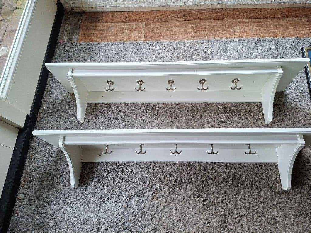 2 witte Ikea wandplanken met haken, Ophalen, Zo goed als nieuw