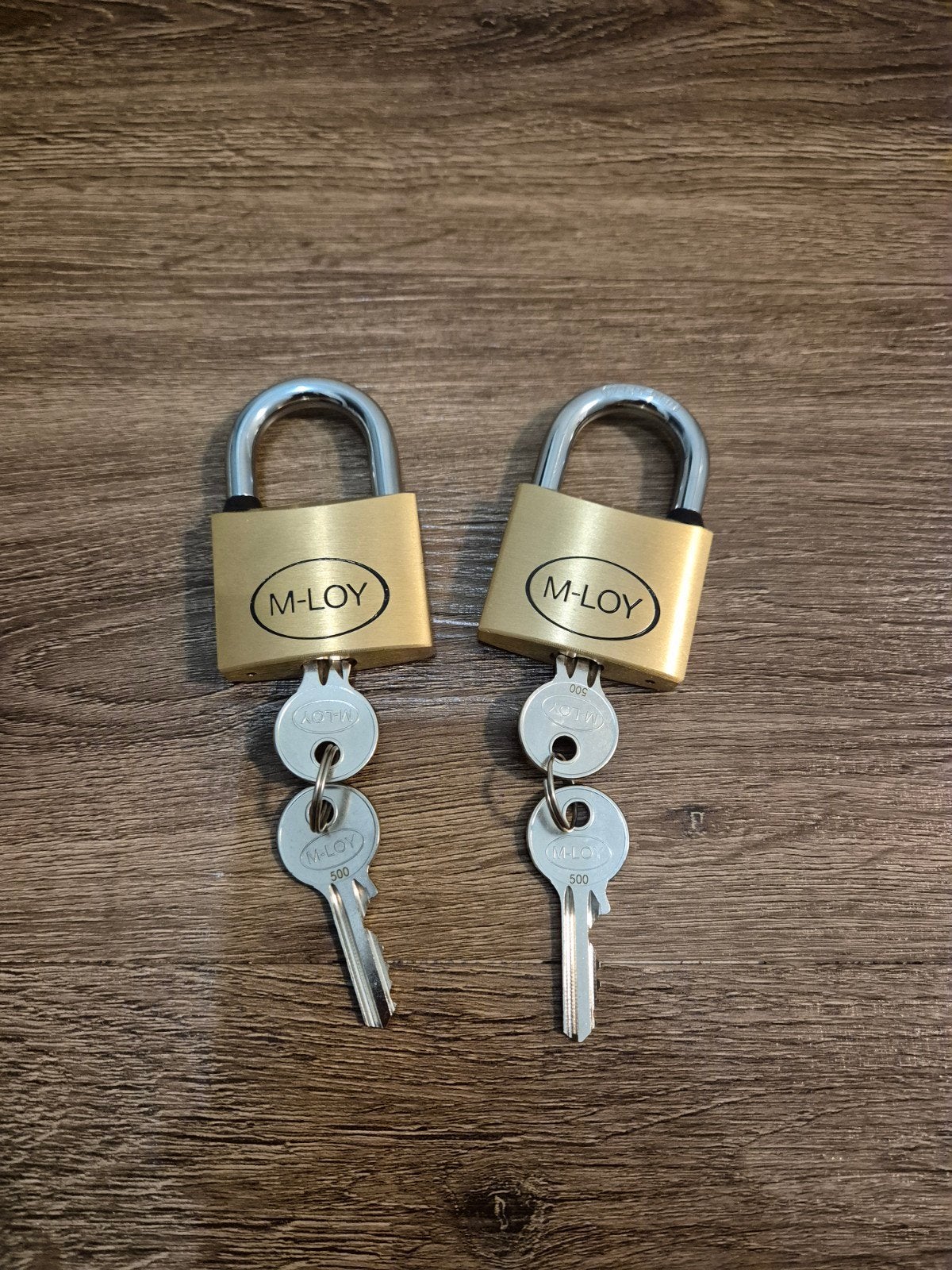 2x M-LOY hangsloten met 2 sleutels per slot, Ophalen of Verzenden, Gebruikt, Koper of Messing, Slot