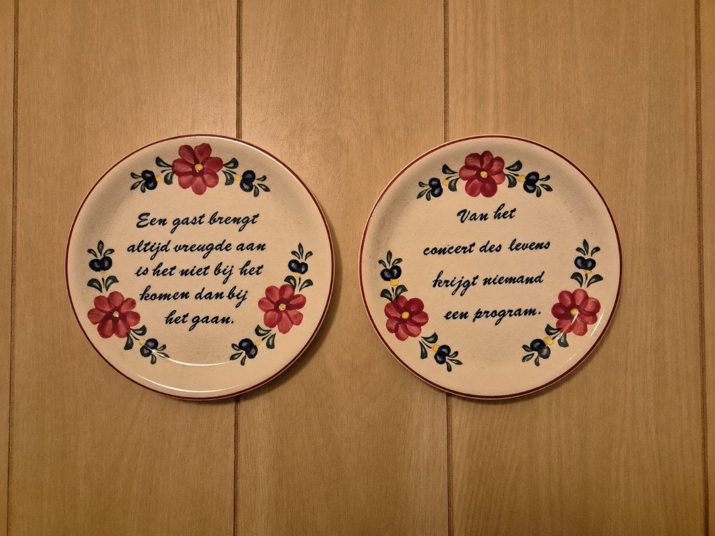 2 Oude handgeschilderde keramieken wandbordjes, Antiek en Kunst, Ophalen of Verzenden