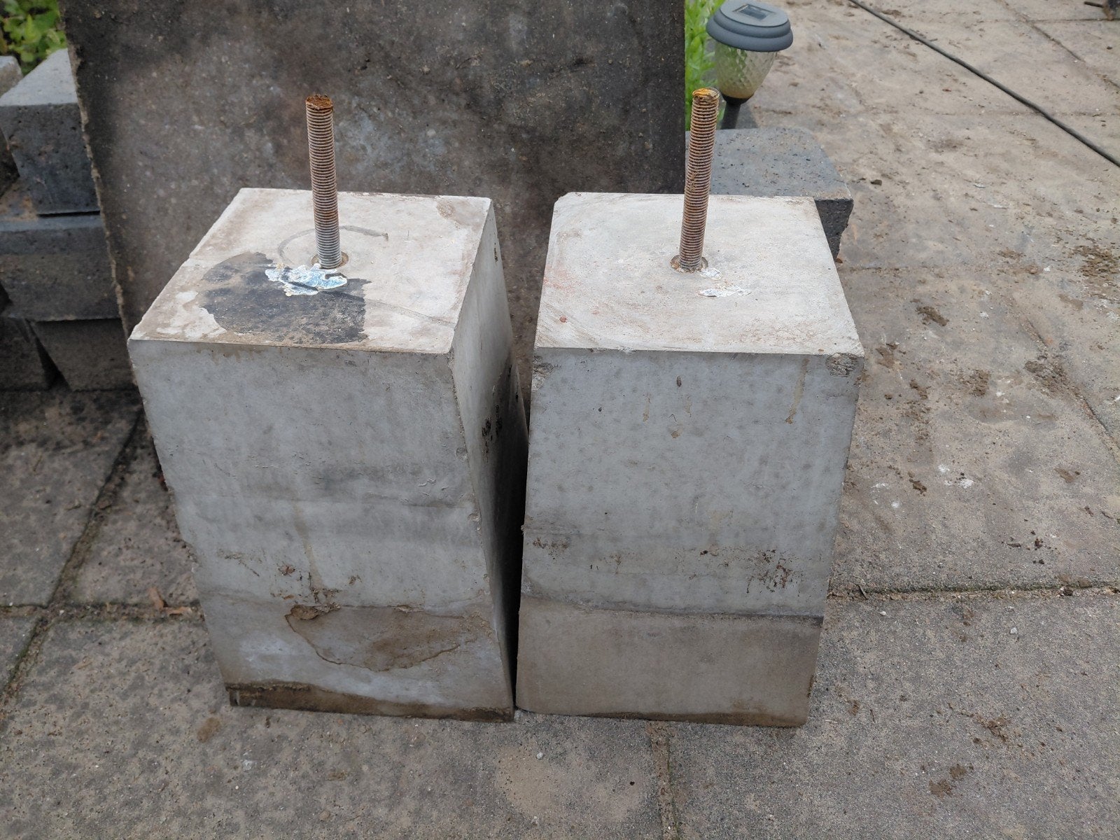 Grijze betonpoer 40cm hoog, 20x20cm boven, 26x26cm onder, Ophalen of Verzenden