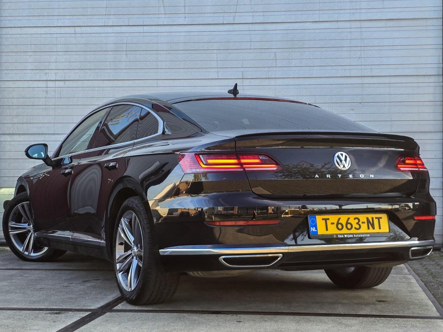 VOLKSWAGEN ARTEON 2.0 TSI R-LINE|ACC|CARPLAY|CAMERA|VIRTUAL, Auto's, Arteon, Zwart, Bedrijf, 1500 kg