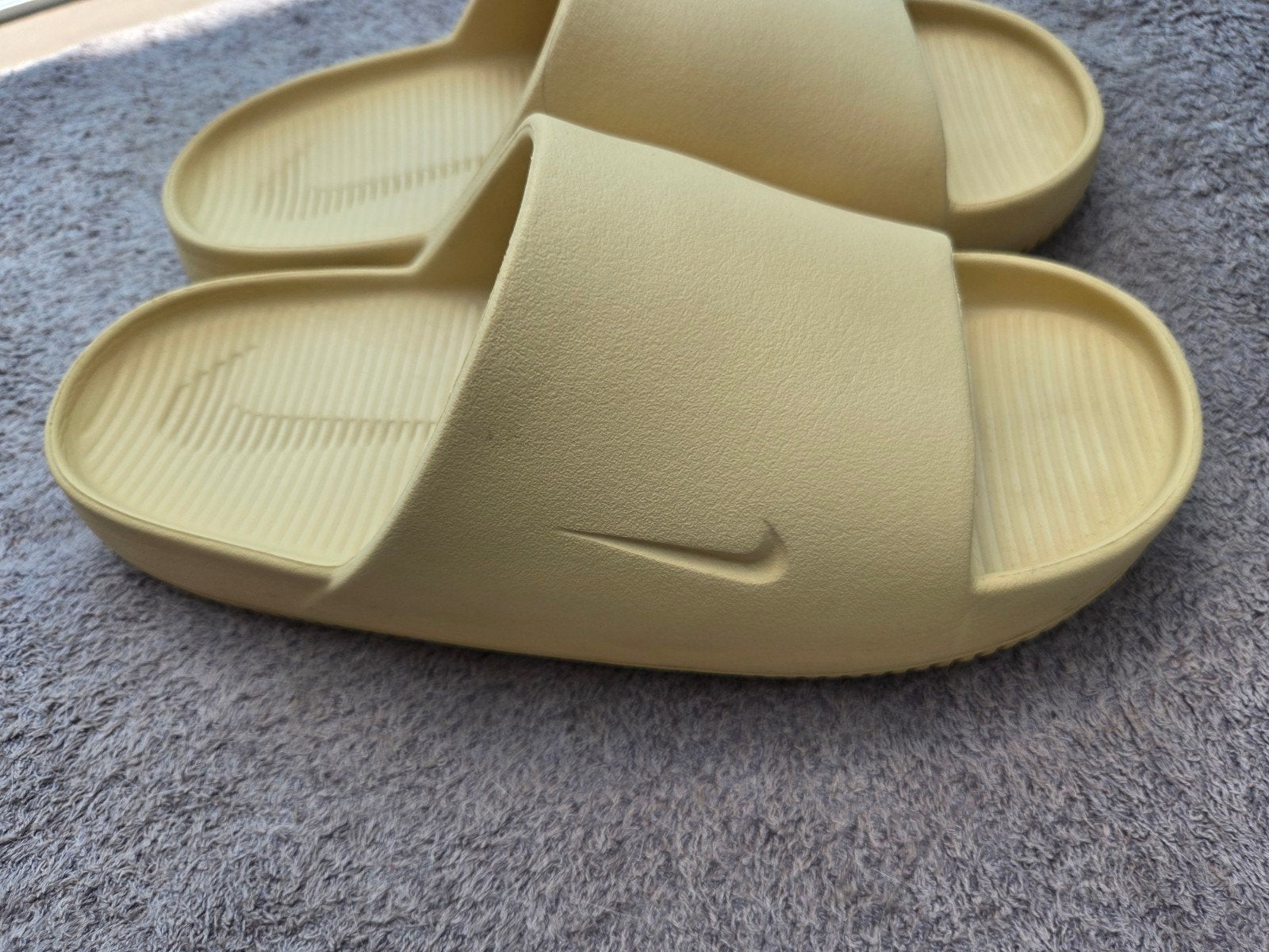 Nike slippers maat 41 - Zo goed als nieuw, Ophalen of Verzenden, Zo goed als nieuw, Geel