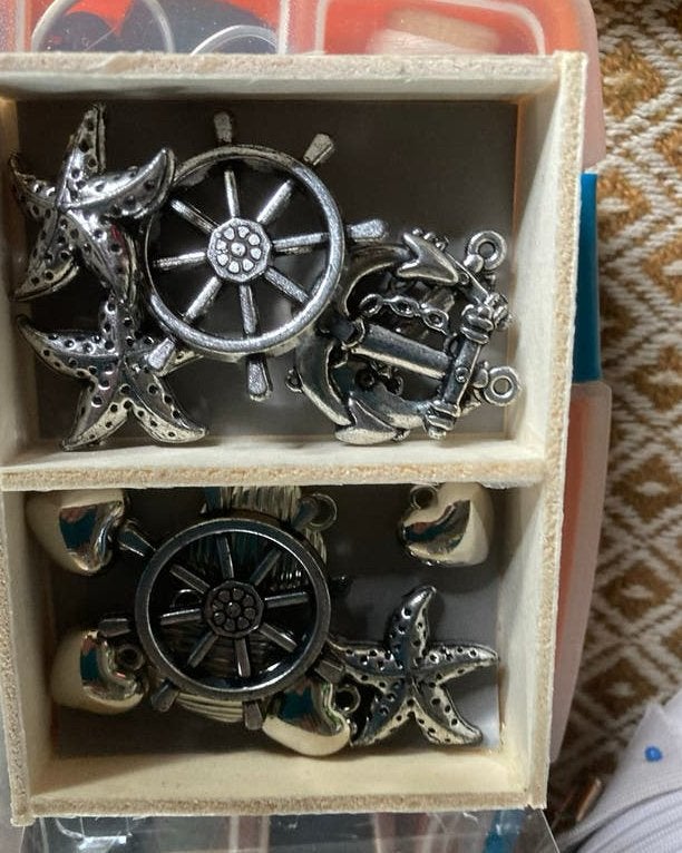 Maritieme plastic bedels: stuurwielen, ankers, zeesterren, Ophalen of Verzenden, Nieuw, Bedel