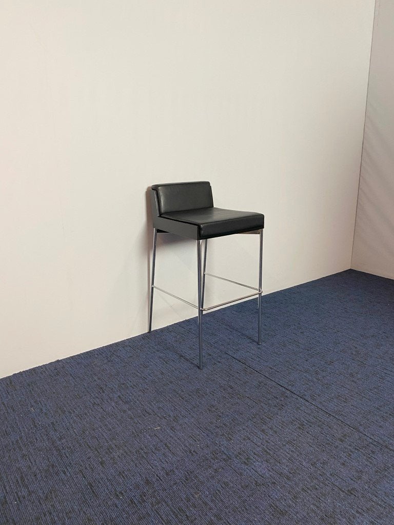 10 x Design barkruk Ahrend, zwart leder, chroom frame, Huis en Inrichting, Met voetsteun, 60 tot 90 cm, Ophalen, Hout