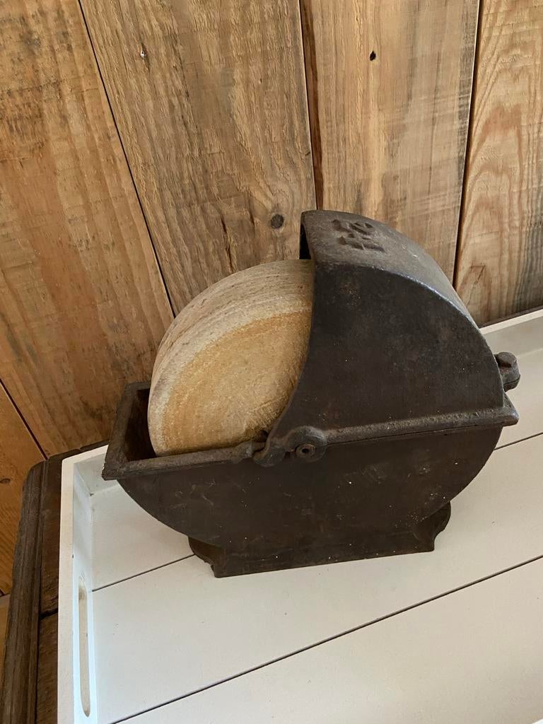 Oude handmatige slijpsteen, Ophalen