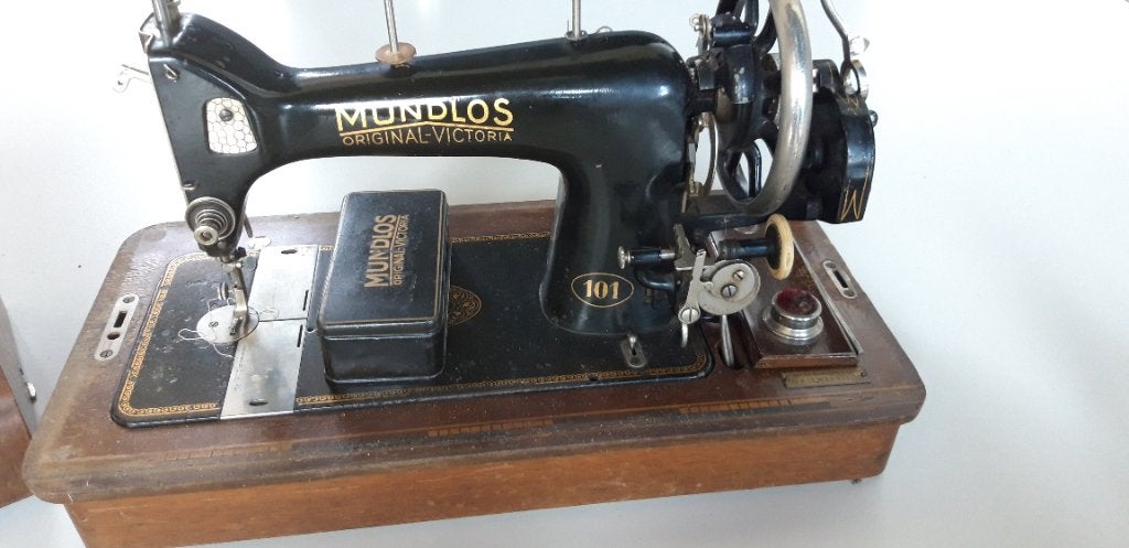 Antieke 'Mundlos - original Victoria' naaimachine met kist, Ophalen