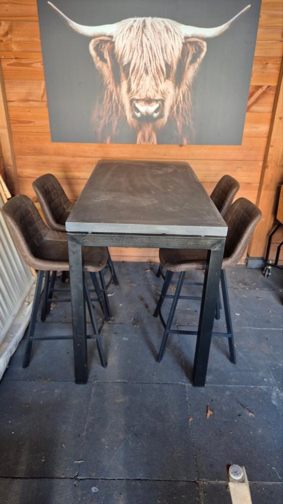 Bartafel met 4 krukken en industriële lamp, Huis en Inrichting, Barkrukken, Gebruikt, 90 cm of meer, Metaal, 4 krukken, Ophalen