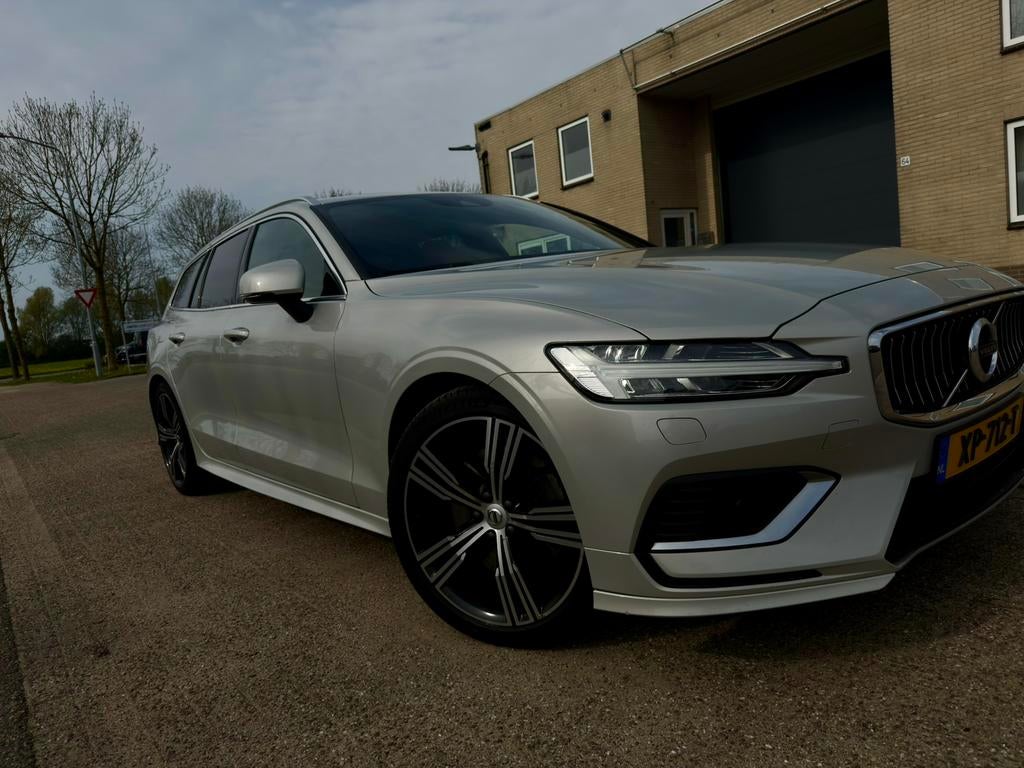 Volvo V60 T8 Twin Engine 390pk AWD Geartronic 2019 Grijs, Auto's, Volvo, Automaat, 1972 kg, Vierwielaandrijving, 129 €/maand