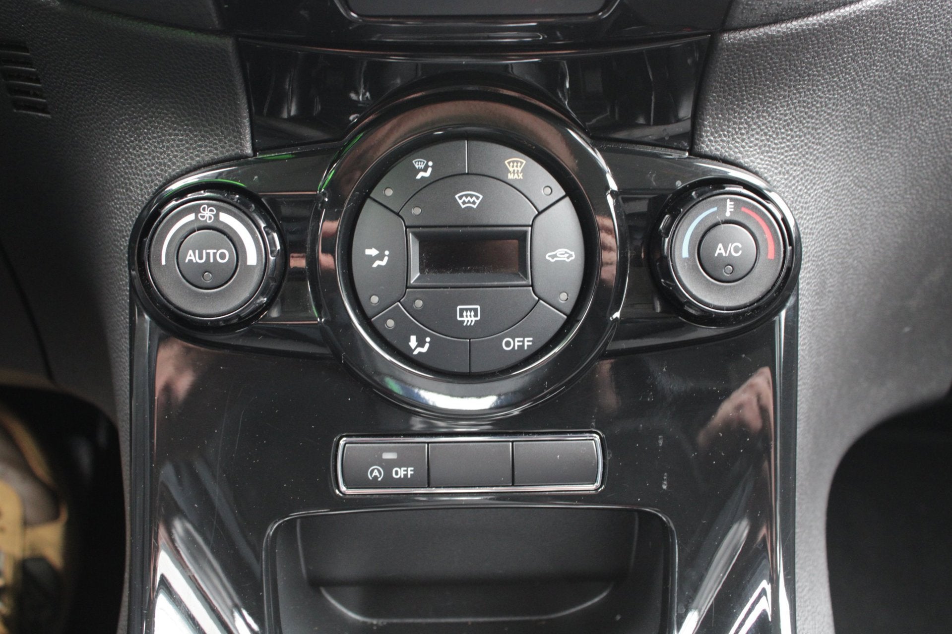 Foto 12 van Ford Fiesta 1.0 Titanium / Airco / Cruise Control / Elektirs