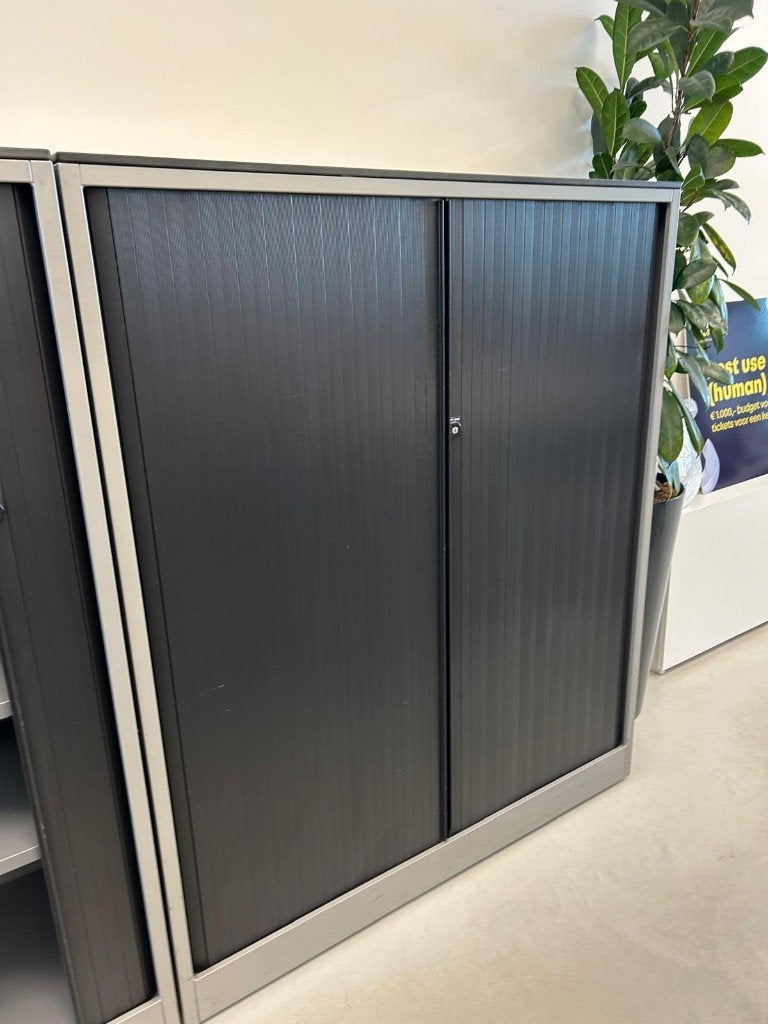 2x Ahrend roldeurkast / archiefkast antraciet 144x120x45, Ophalen, Kunststof, Gebruikt, 100 tot 150 cm