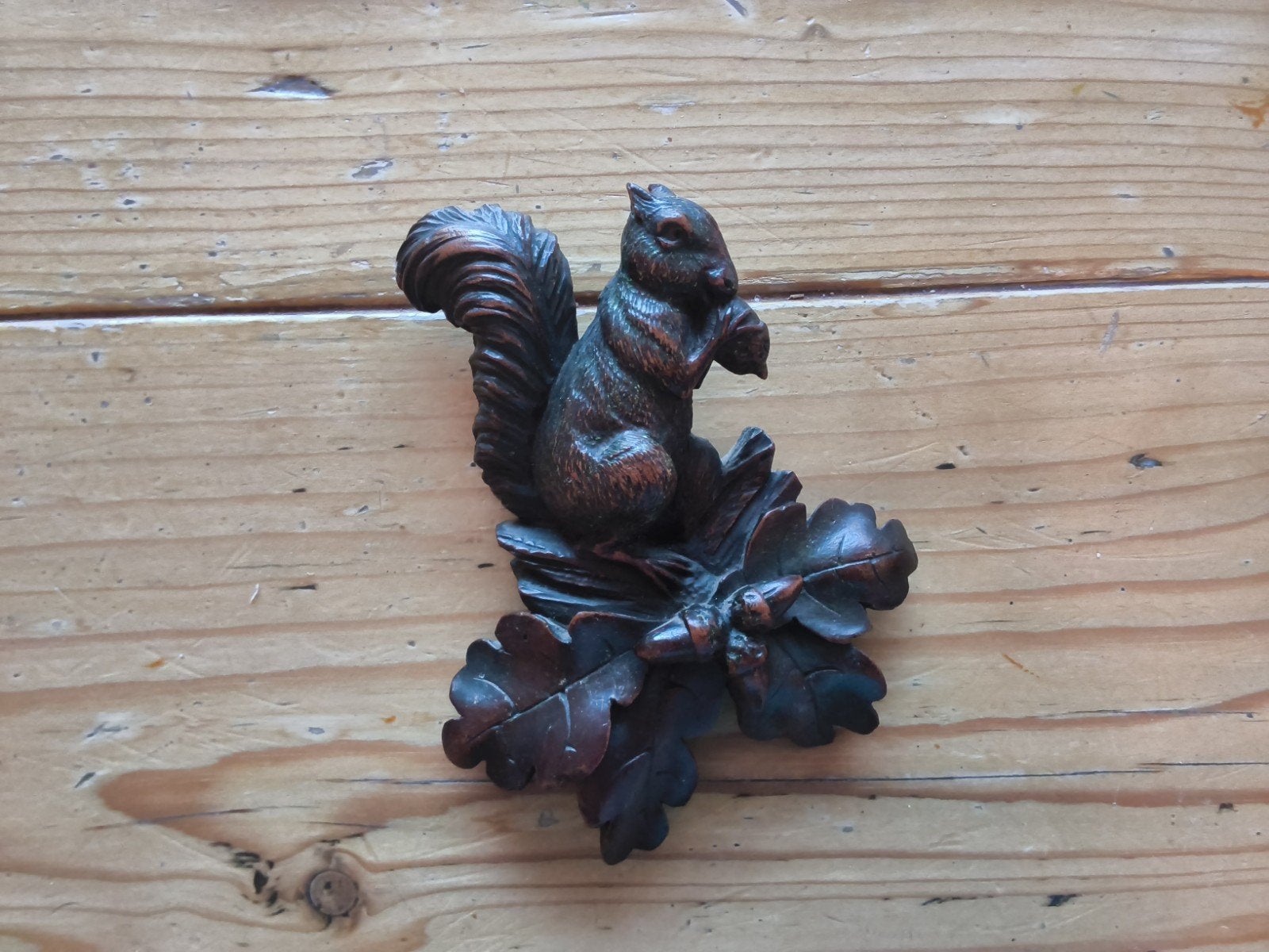 Vintage Houten Eekhoorn Beeldje met Eikenbladeren, Minder dan 20 cm, Ophalen of Verzenden, Beeld, Hout
