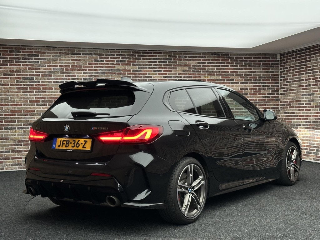 BMW 1-serie M135i xDrive | Dak| Head-up| Memory| Garantie to, Auto's, BMW, 1998 cc, Gebruikt, 4 cilinders, Zwart