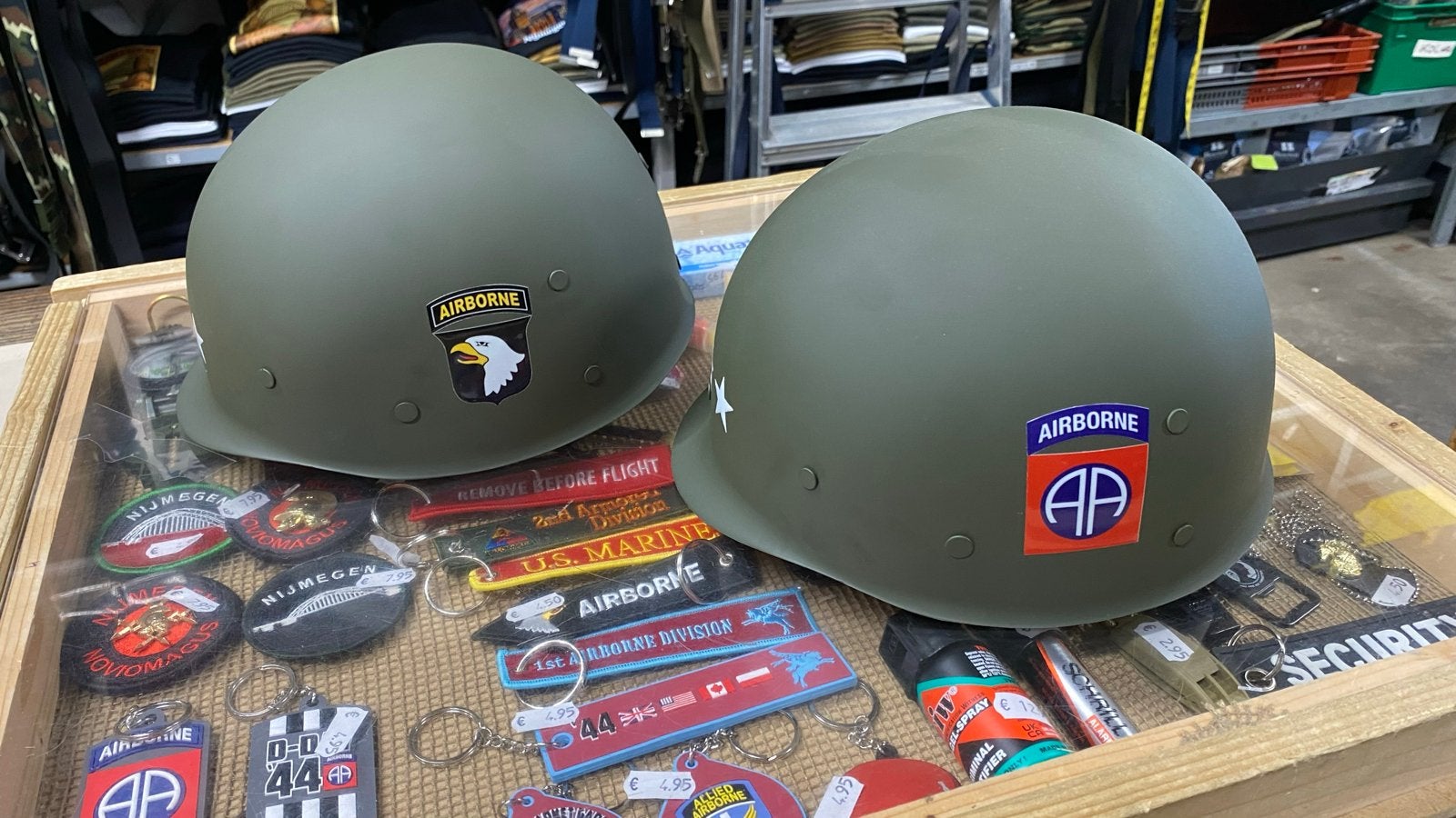 Militaire helmen met emblemen - Airborne Divisie, Amerika, Jopie, Ophalen of Verzenden, Jopie