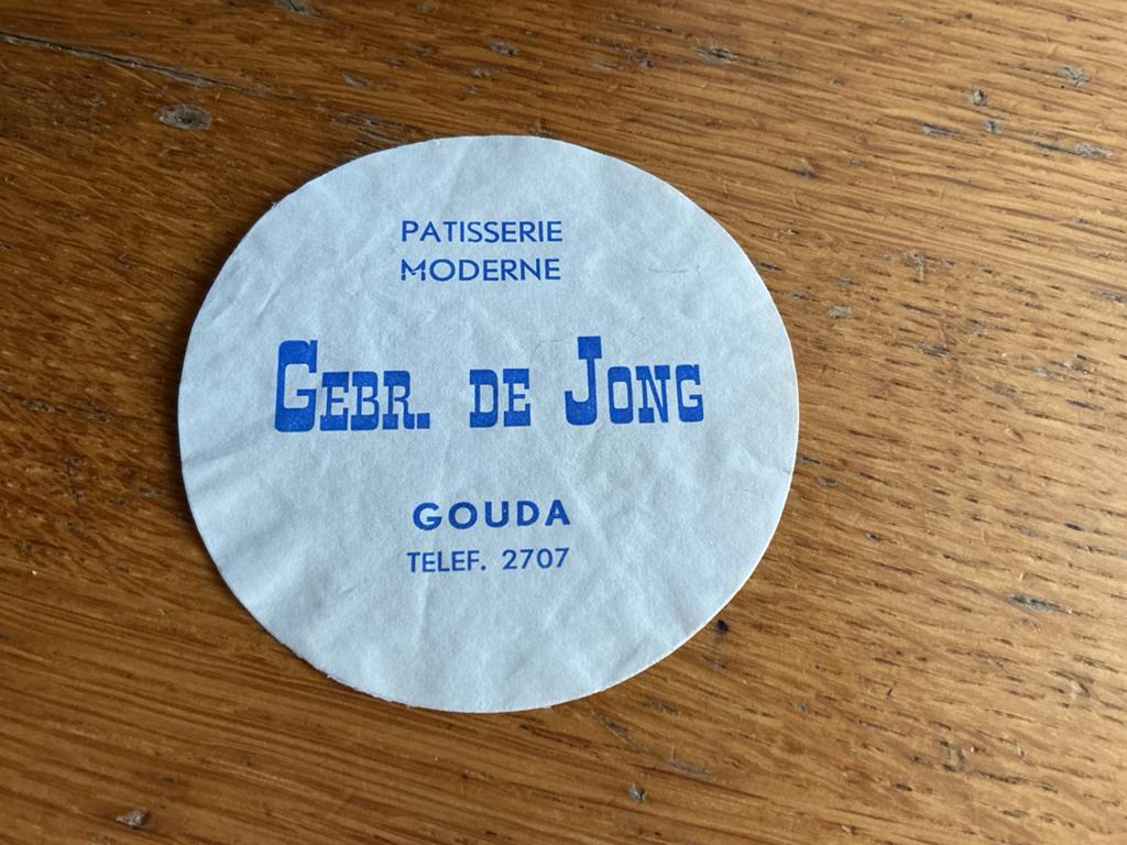 E4 etiket Gebroeders de Jong Patisserie Moderne Gouda, Verzamelen, Overige Verzamelen, Ophalen of Verzenden, Gebruikt