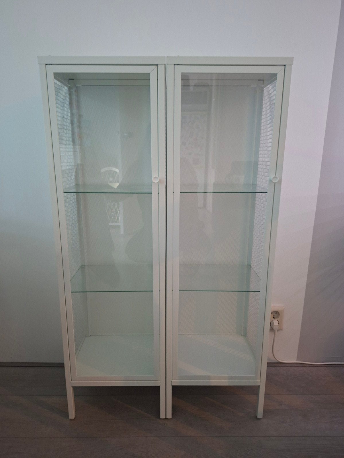 2x baggebo vitrinekastje (ikea), Ophalen, Met plank(en), Wit metaal met glazen planken, 100 tot 150 cm