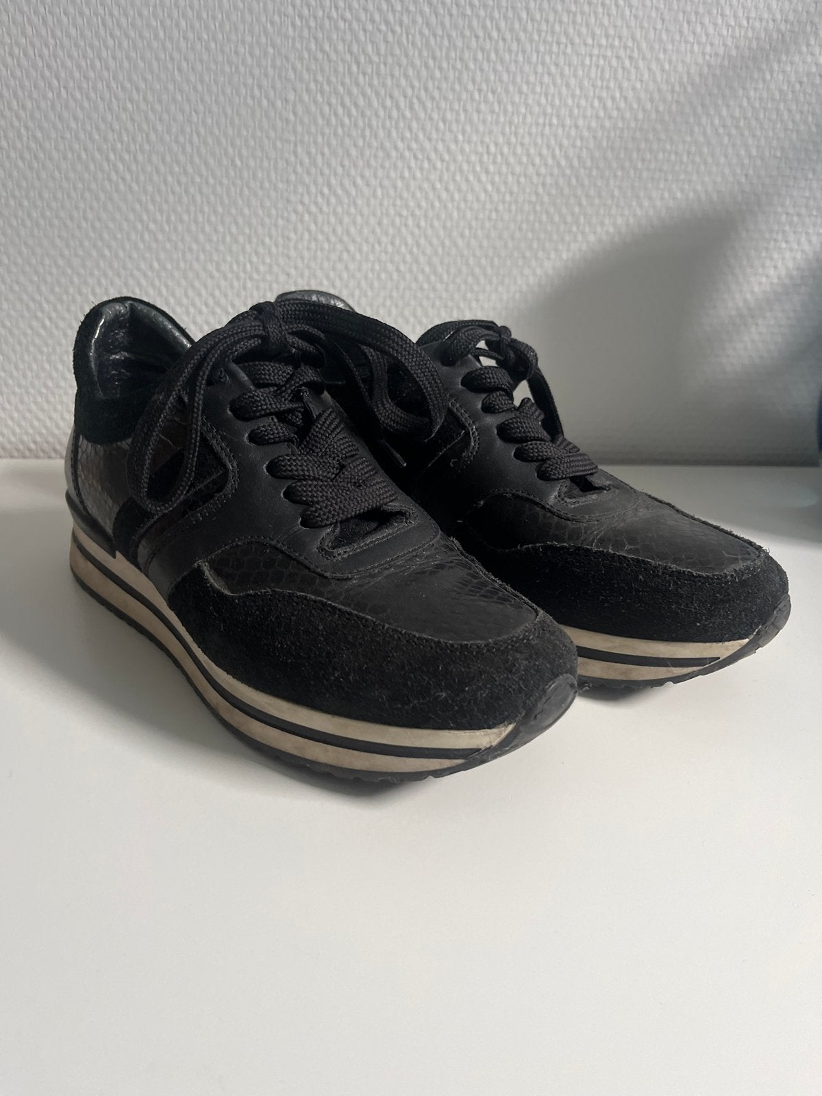 Zwarte sneakers met slangenprint, Ophalen, Zwart, Sneakers of Gympen, Gedragen