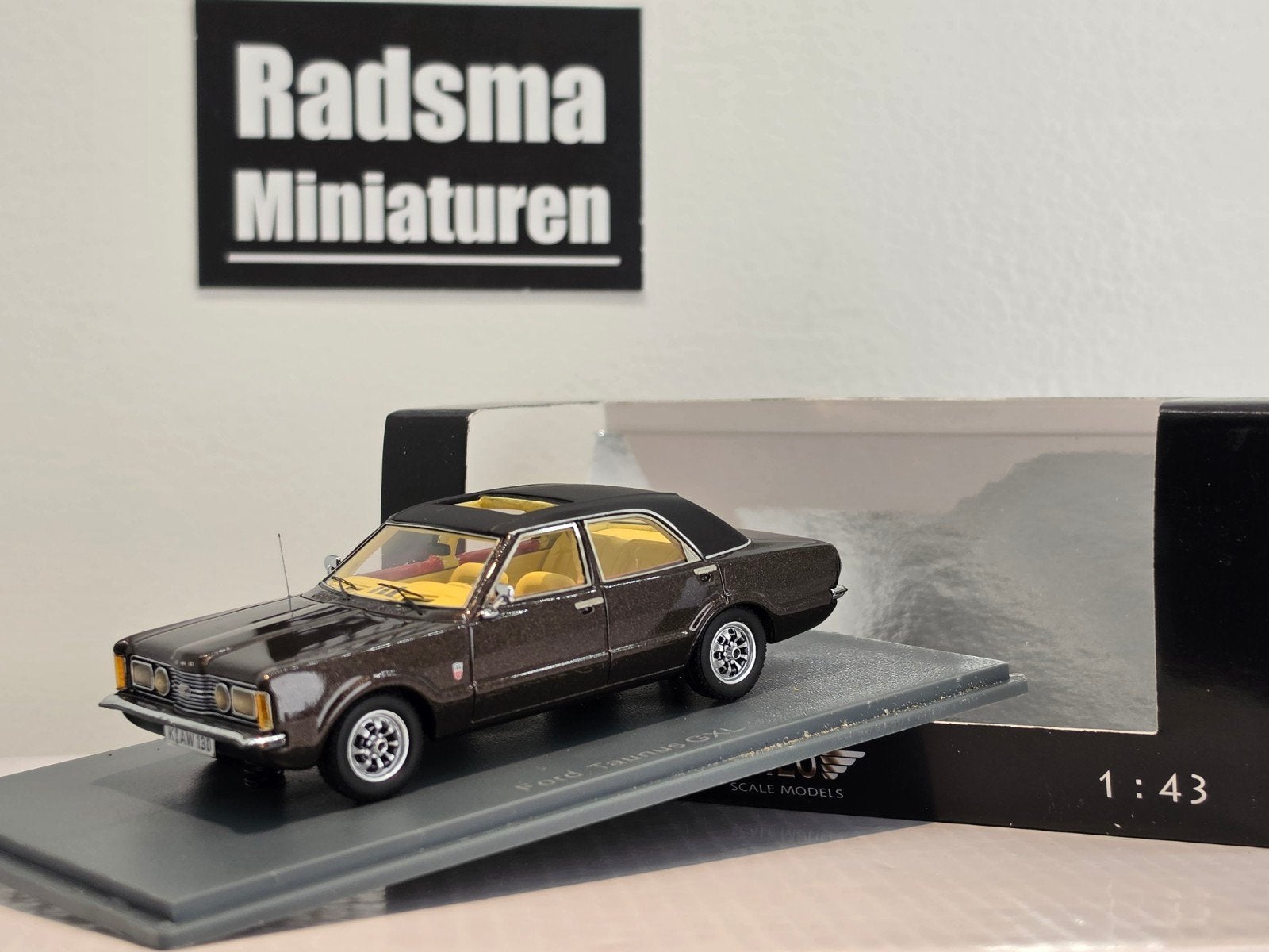 Ford Taunus GXL - Bruin+Vinyldak - 1:43 Neo Scale Models, Overige merken, Auto, Neo Scale Models, Ophalen of Verzenden