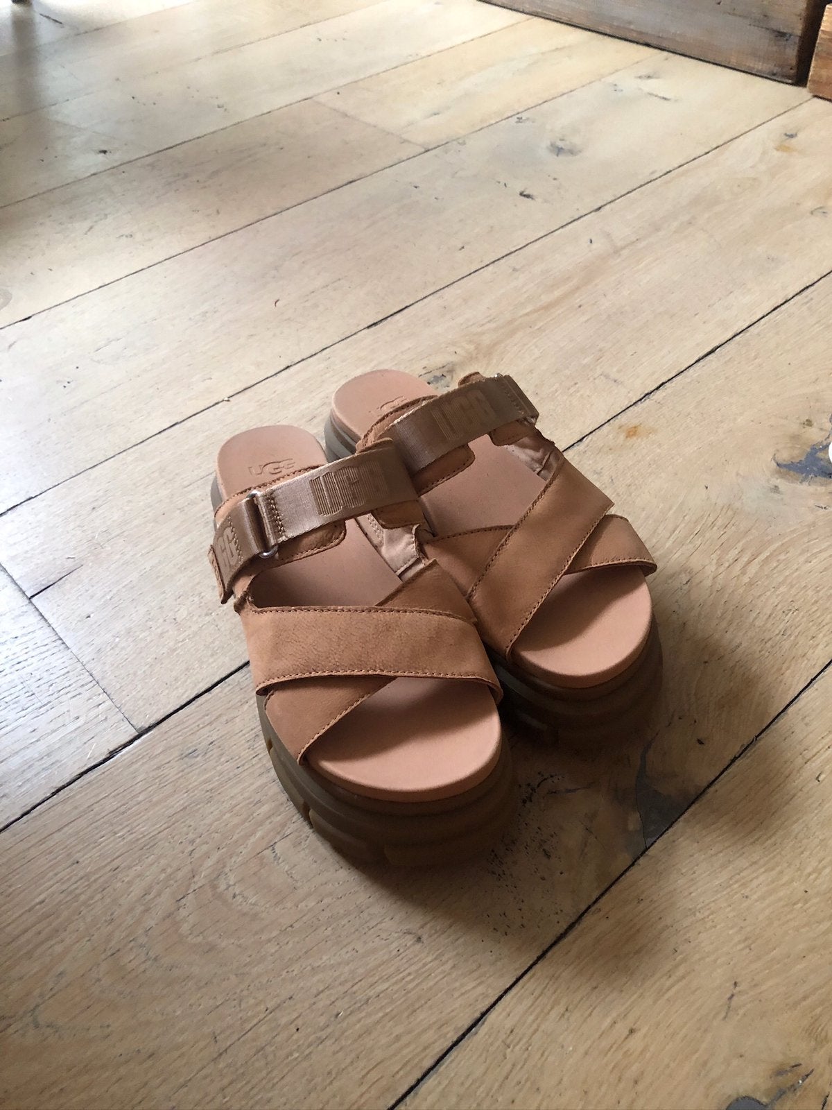 Ugg sandalen slippers mt 40, Ophalen of Verzenden, Zo goed als nieuw, Meisje, Overige typen