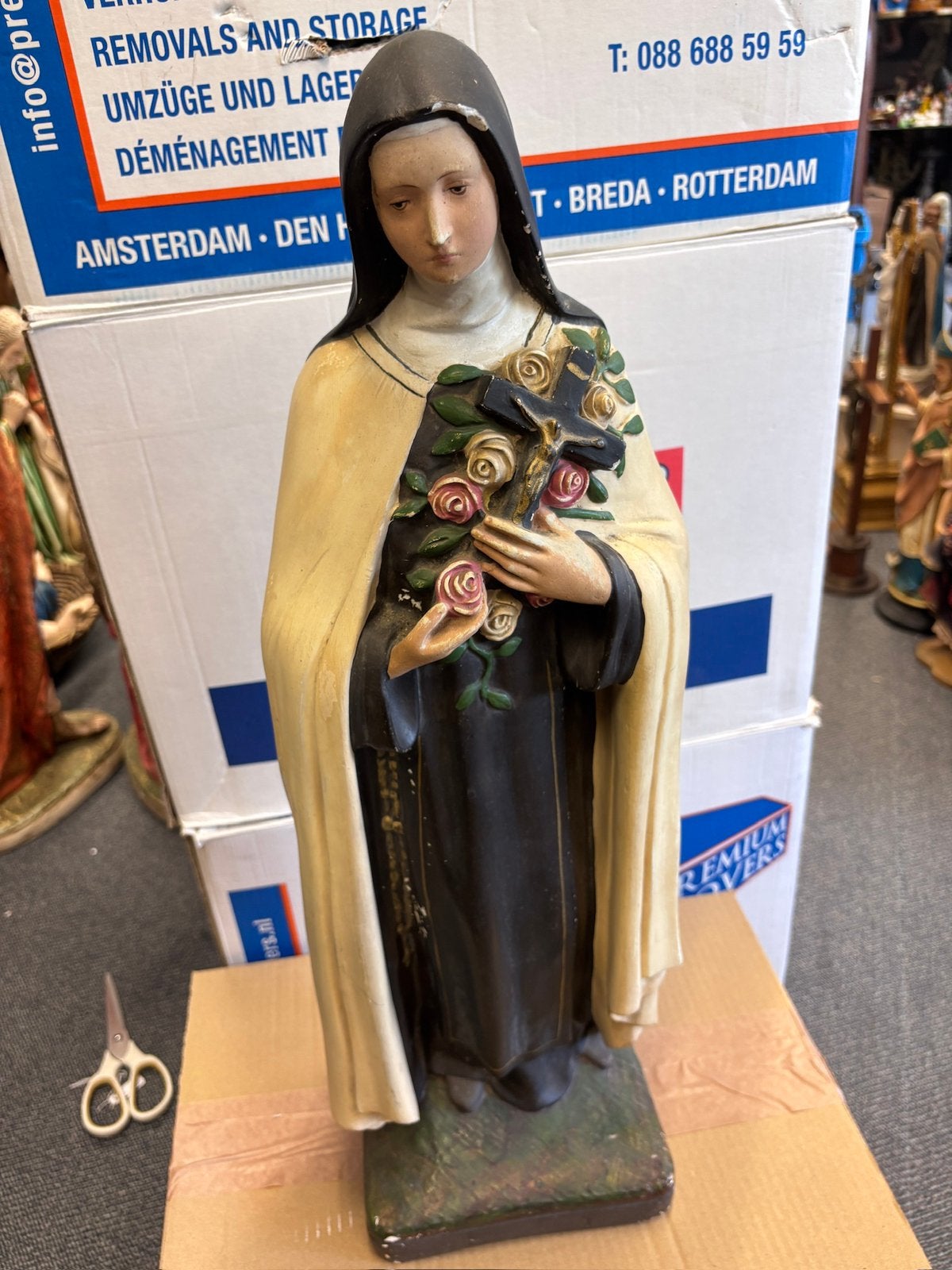 Heilige Theresia van Lisieux – groot gipsen beeld – 60 cm, Ophalen