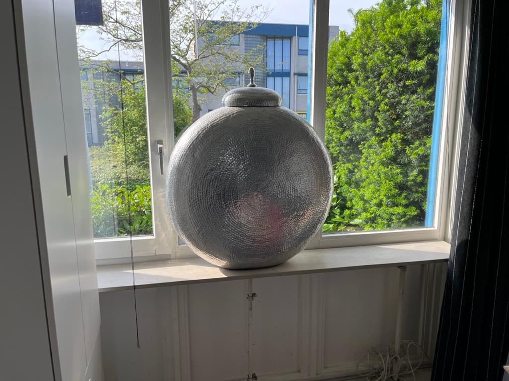 Supermooi Groot Bokaal Vaas ornament metaal 90 h vensterbank, Ophalen, Overige materialen, Overige kleuren, Zo goed als nieuw