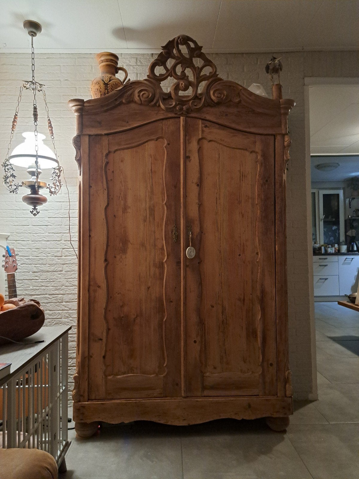 Antieke houten kast met sierlijk houtsnijwerk, Ophalen