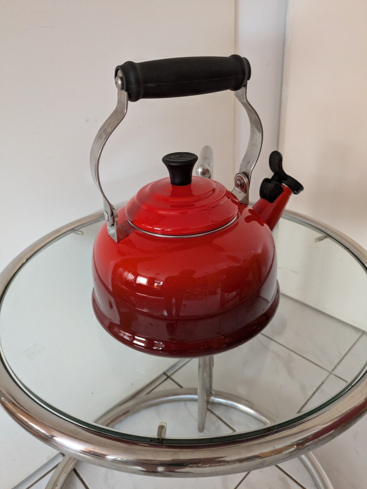 Nieuwe Le Creuset fluitketel 1.6L kersenrood, Huis en Inrichting, Keuken | Keukenbenodigdheden, Ophalen of Verzenden