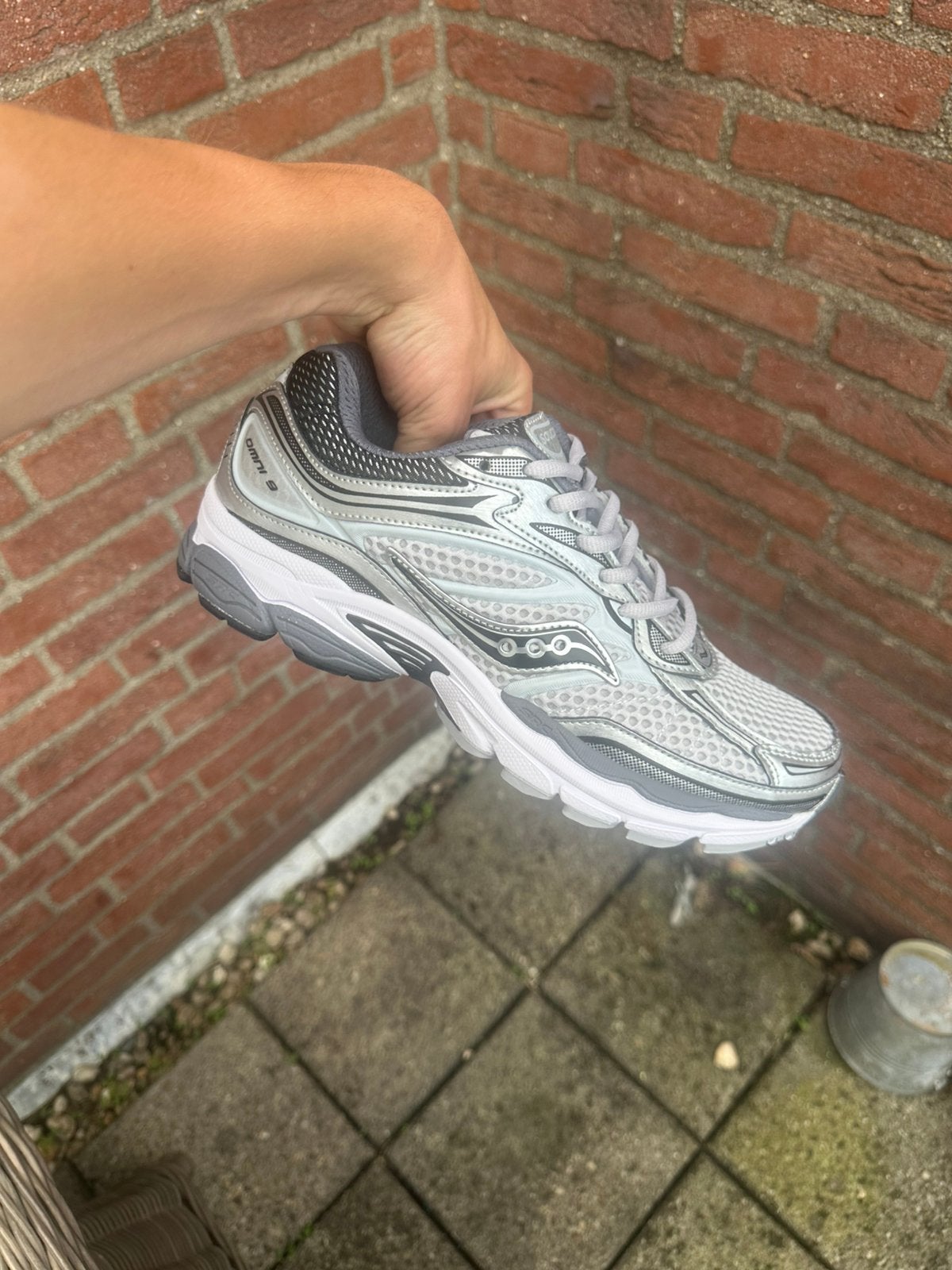 Saucony Omni 9 - Grijs, Wit - Maat 44, Kleding | Heren, Overige kleuren, Ophalen of Verzenden, Sneakers of Gympen, Zo goed als nieuw