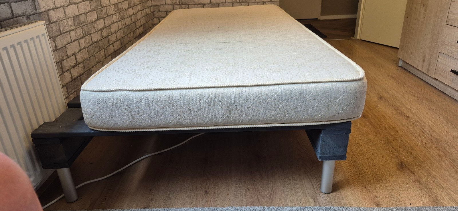 Gratis gebruikt pallet bed 100x200 met matras op poten, Ophalen, Eenpersoons, 200 cm, Hout