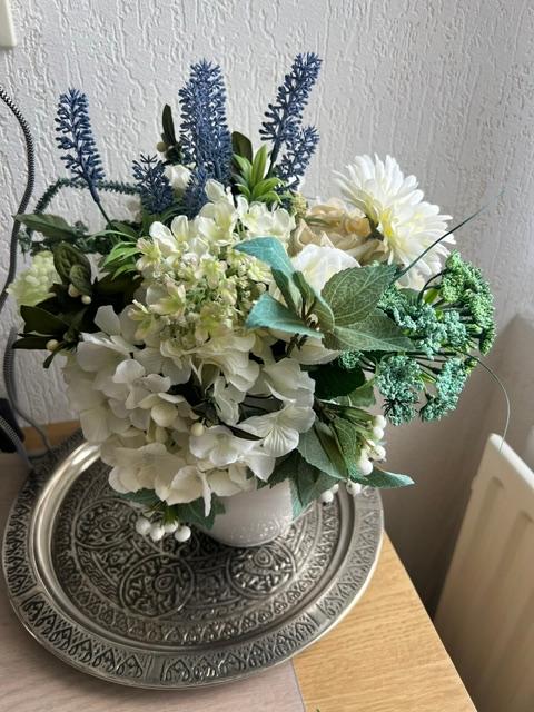 Bloemstuk met Vaas - Wit & Blauw uit rookvrij huis, Overige materialen, Wit, Ophalen of Verzenden, Zo goed als nieuw