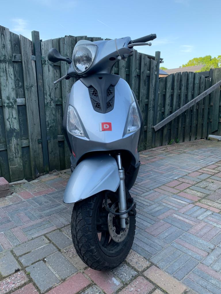 Piaggo fly boulevard derbie 150cc, Fietsen en Brommers, Ophalen of Verzenden, Zo goed als nieuw, Benzine, Overige modellen
