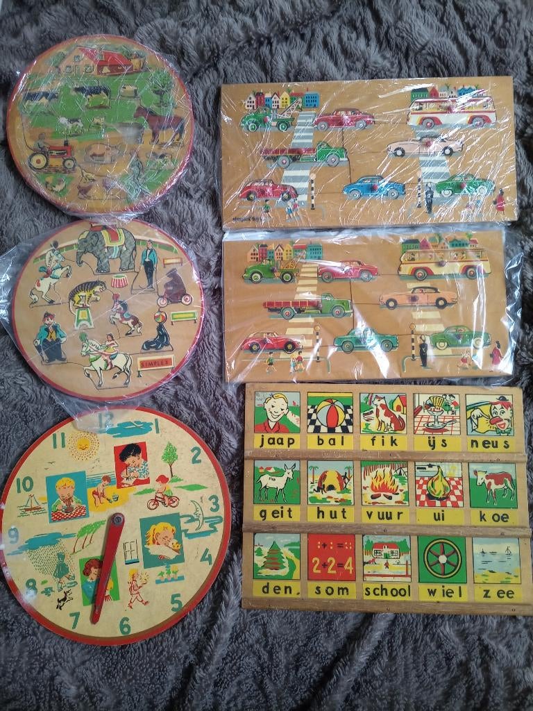 Leesplankje, klok, knopjes puzzels hout, Antiek en Kunst, Ophalen of Verzenden
