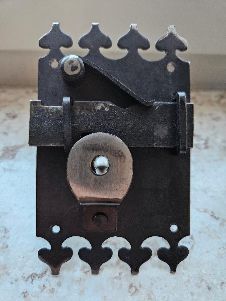Klassiek opdek slot 50mm met decoratieve sleutel, Ophalen of Verzenden, Gebruikt
