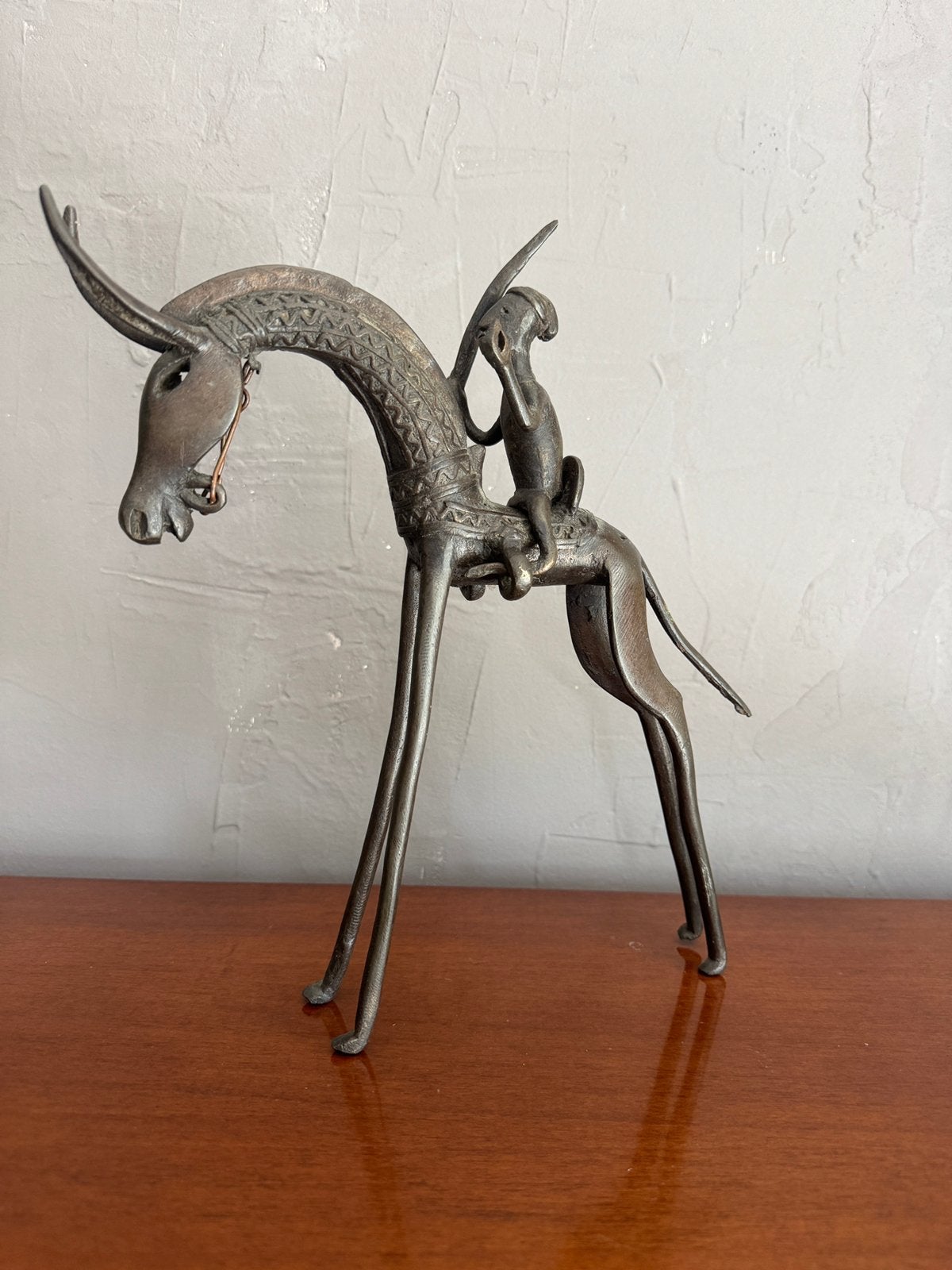 Gestilleerd bronzen beeld afrikaanse krijger op paard, Ophalen of Verzenden, 20 - 50 cm, Scène, Beeld