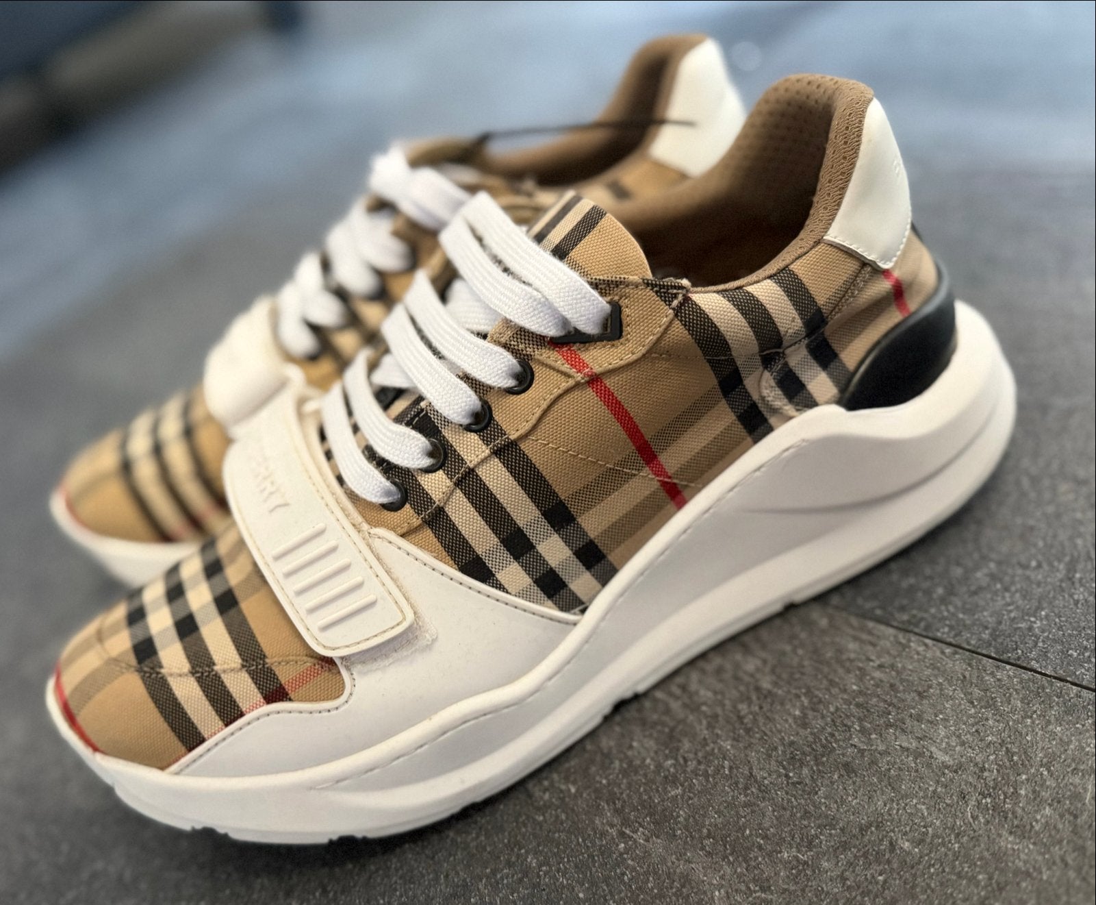 Burberry sneakers origineel maat 44, Beige, Ophalen of Verzenden, Sneakers of Gympen, Zo goed als nieuw