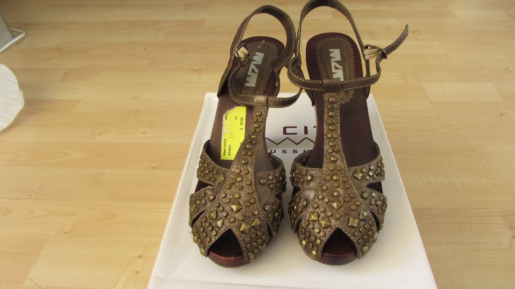 Nieuwe bruine pumps met knopjes erop maat 38, Pumps, Bruin, Nieuw, Ophalen of Verzenden