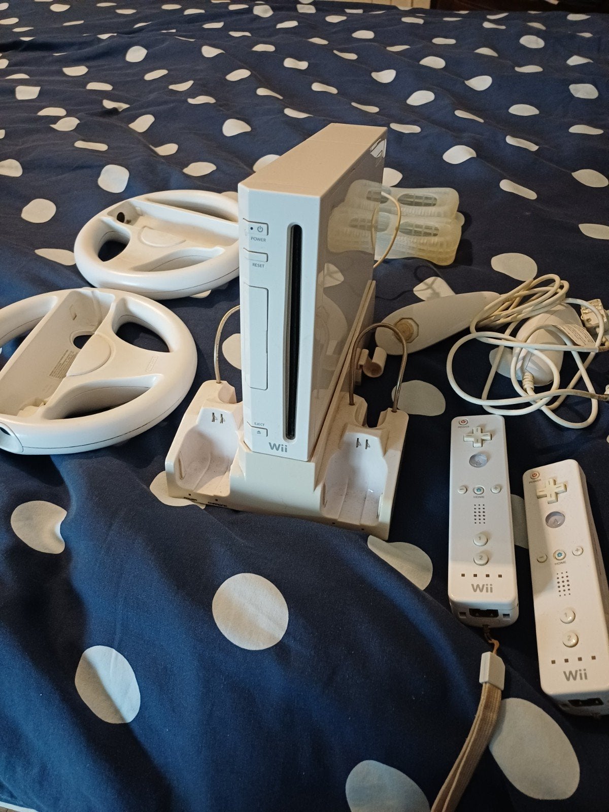 Wii console + 2 controllers + stuurtjes + nunchucks, Ophalen, Zo goed als nieuw, Met 2 controllers, Met stuurtje