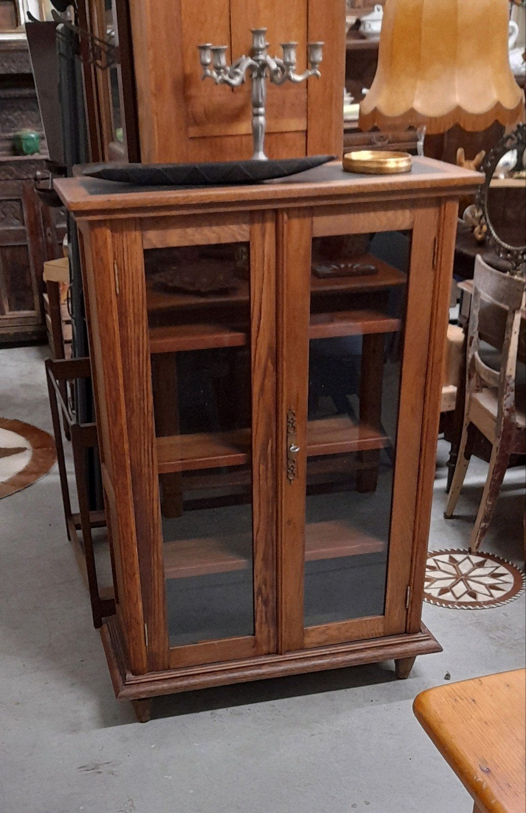 Vitrine kast, Ophalen