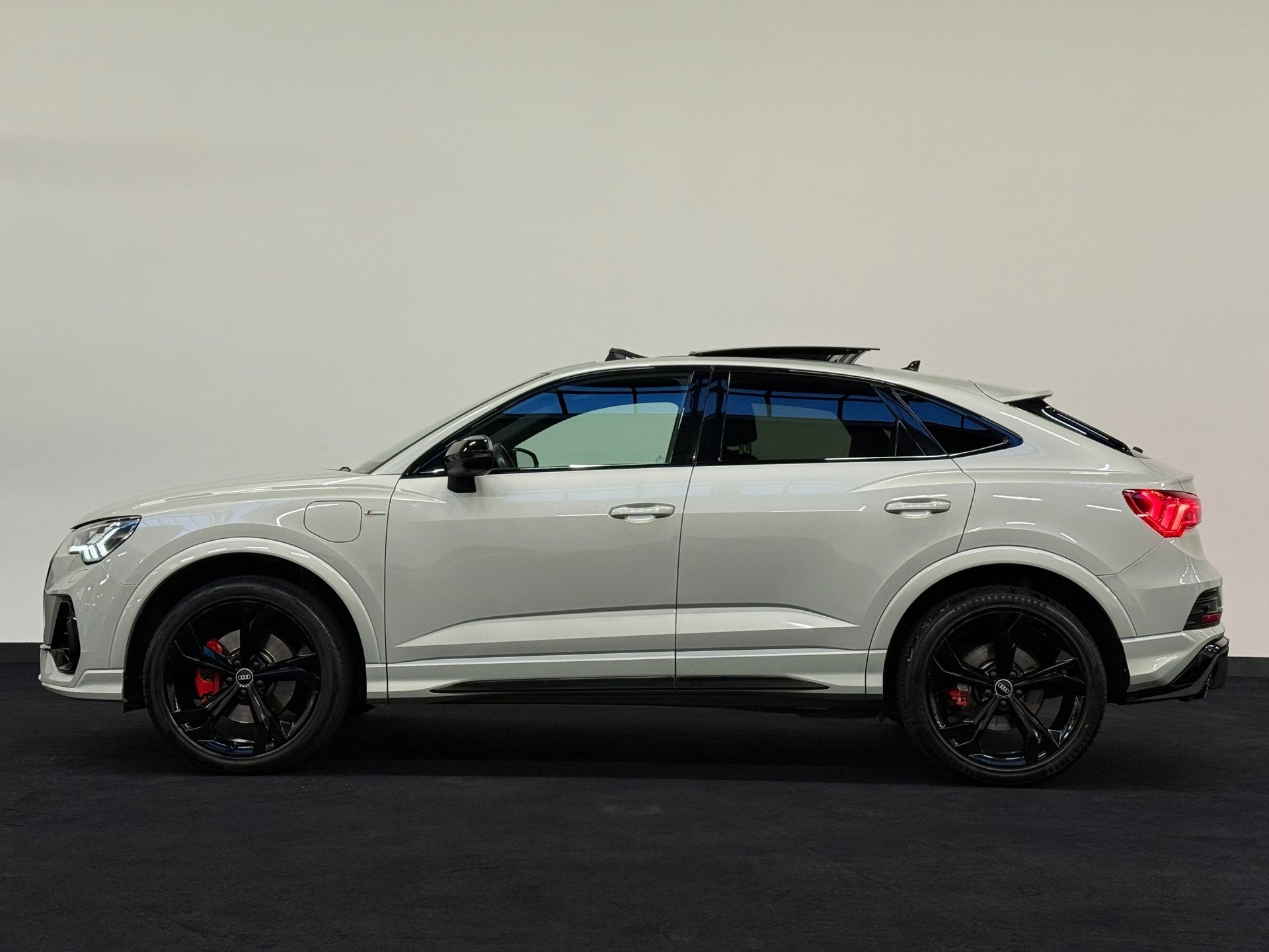 Audi Q3 Sportback 45 TFSI e RSQ3 ACC Pano 360 Sonos Memory S, Gebruikt, Zwart, Hybride Elektrisch/Benzine, Zilver of Grijs