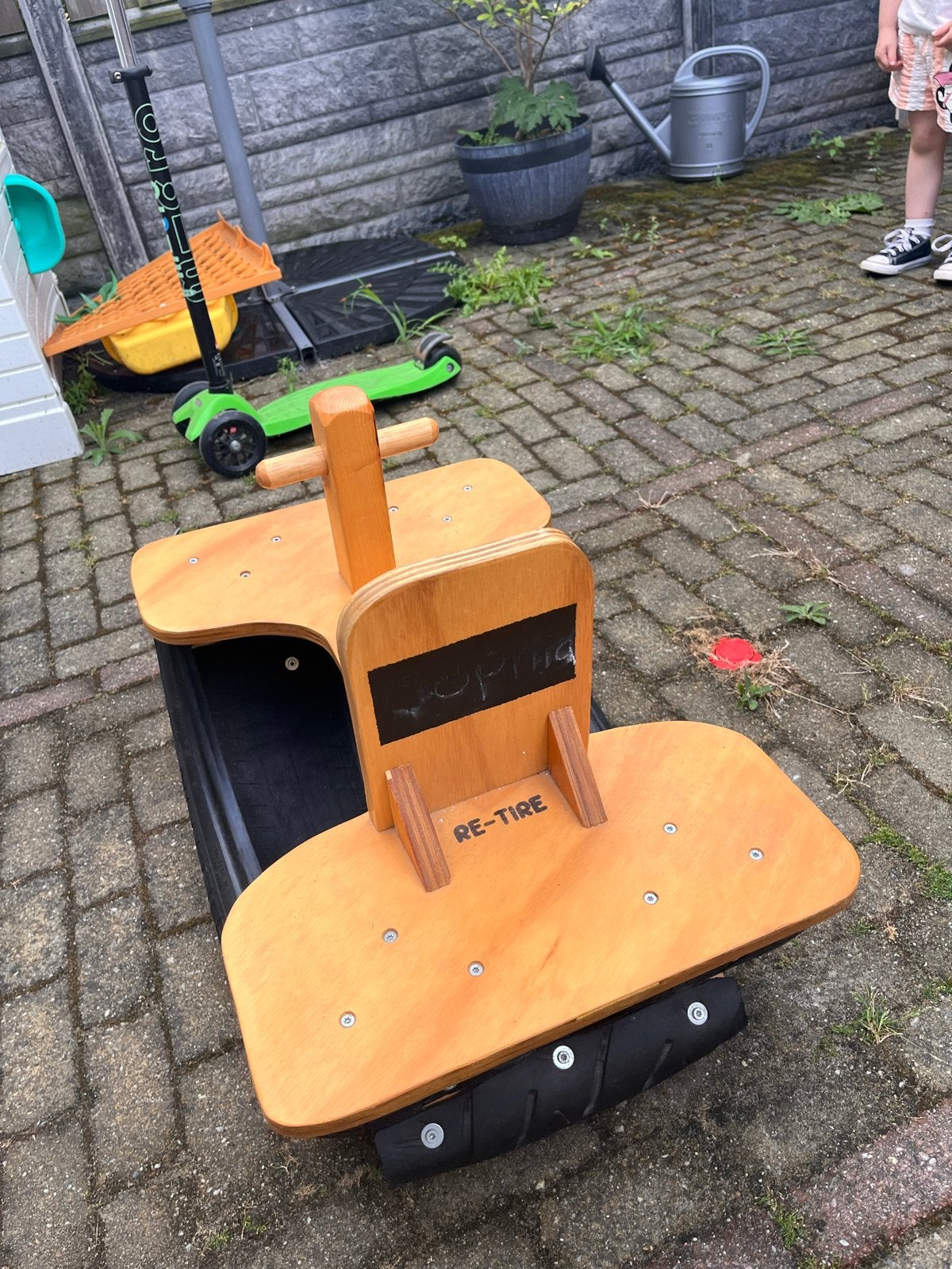Schommelpaard van gerecyclede banden, Ophalen, Gebruikt