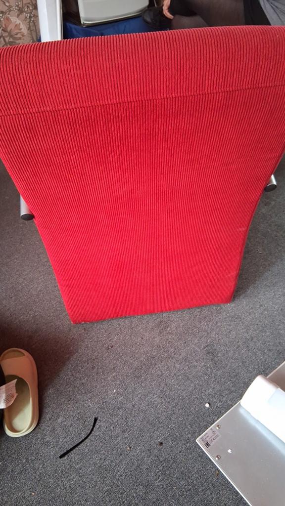 Mooie stoel rood rib stof grijze leuningen, Huis en Inrichting, Stoelen, Ophalen of Verzenden, Zo goed als nieuw, Rood, Eén
