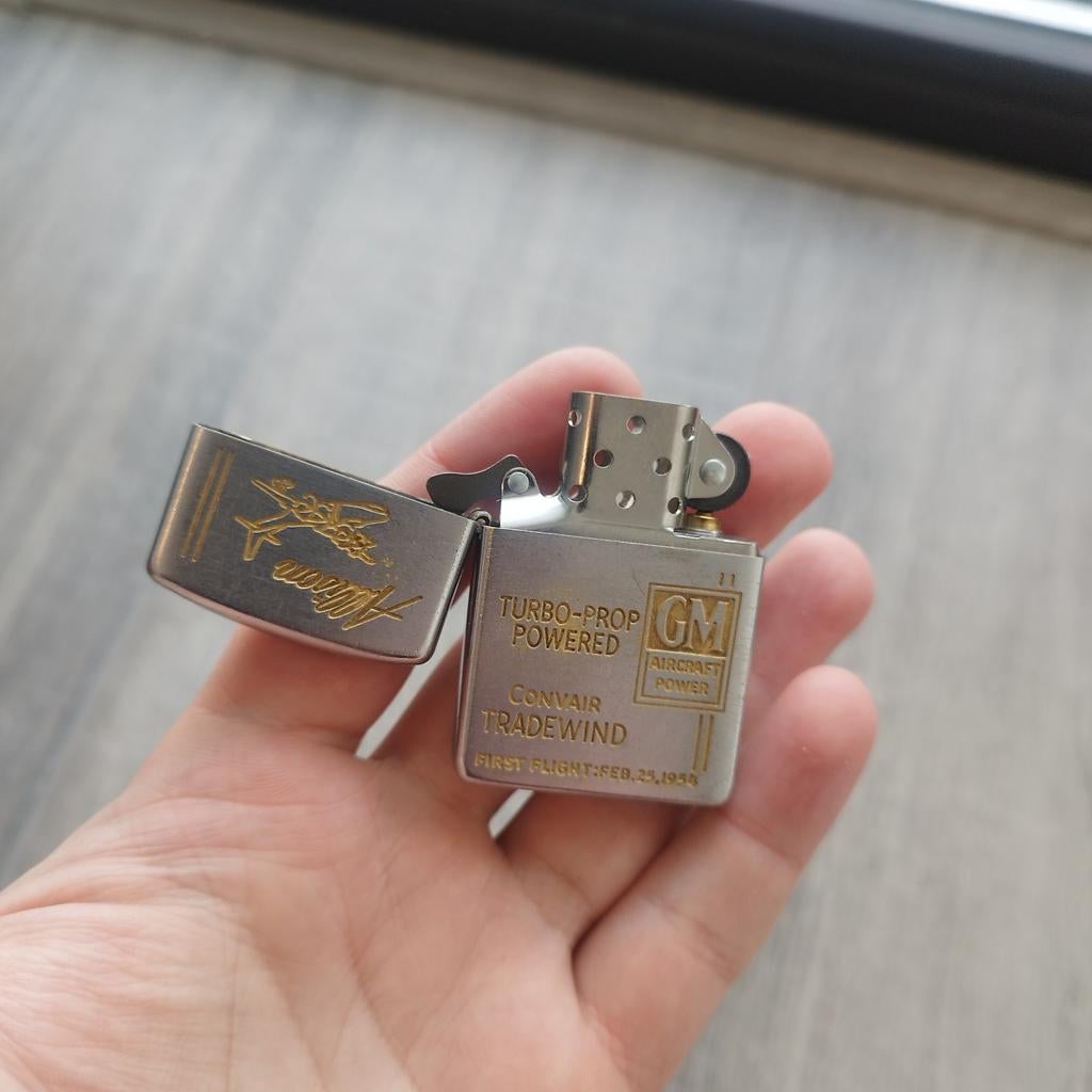 RARE Vintage 1954 Convair R3Y Tradewind "First Flight" Zippo, Ophalen of Verzenden, Overige materialen