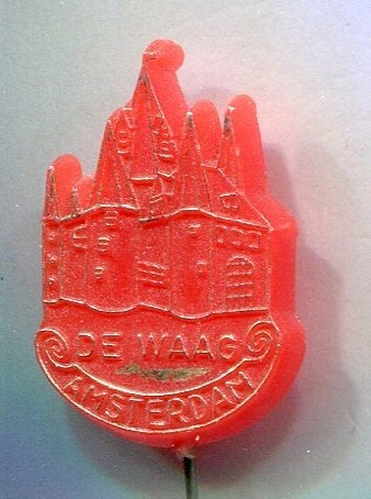 De Waag Amsterdam rood plastic speldje ( U_160), Verzamelen, Speldjes, Pins en Buttons, Zo goed als nieuw, Speldje of Pin, Transport