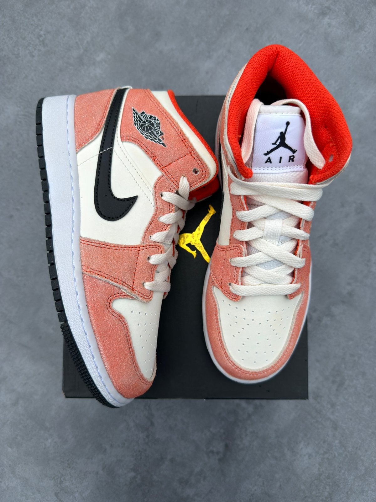 Nike Air Jordan 1 Mid Orange Suede - Maat 36.5, Kleding | Dames, Schoenen, --, Nieuw, Oranje, Ophalen of Verzenden