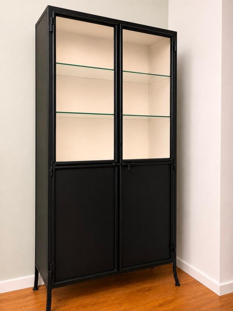 Metalen design vitrinekast. Zo goed als nieuw!, Met deur(en), 100 tot 150 cm, Design, Stoer, Ophalen of Verzenden