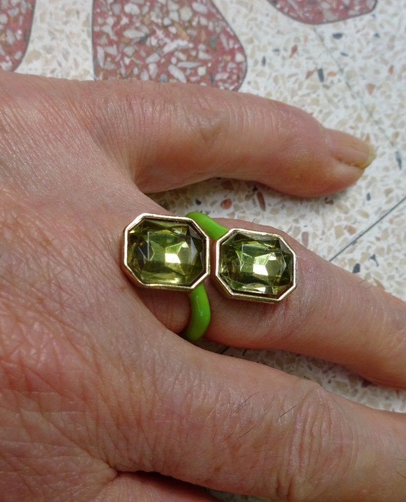 Groene ring twee achthoekige geslepen groene glimmers, Sieraden, Tassen en Uiterlijk, Ringen, Zo goed als nieuw, 17 tot 18, Dame