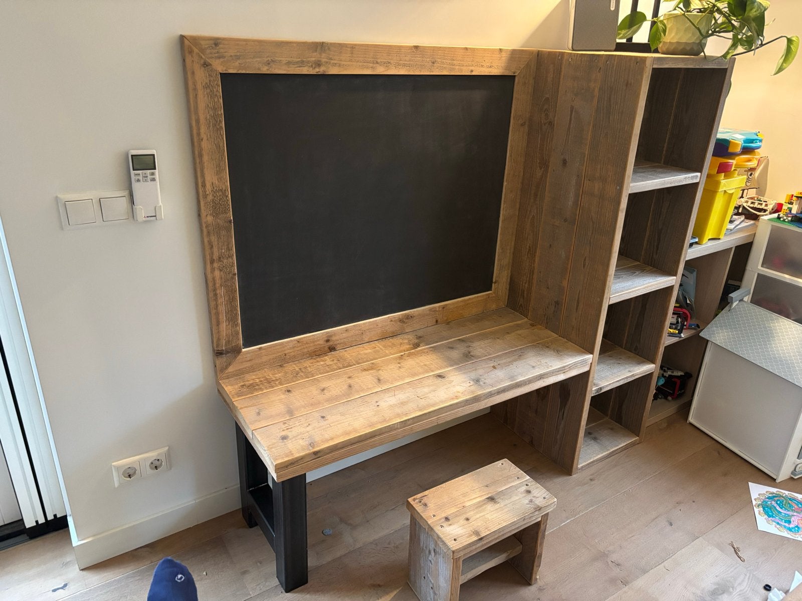 Speelbureau van Houttwist met krijtbord en opbergvakken, Ophalen of Verzenden, Gebruikt, Tafel(s)