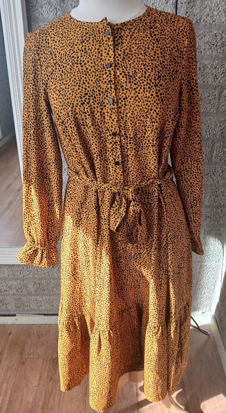 Dames jurk lang - mosterd geel met zwarte stippen - maat S, Kleding | Dames, Jurken, Madness, Geel, Ophalen of Verzenden, Zo goed als nieuw