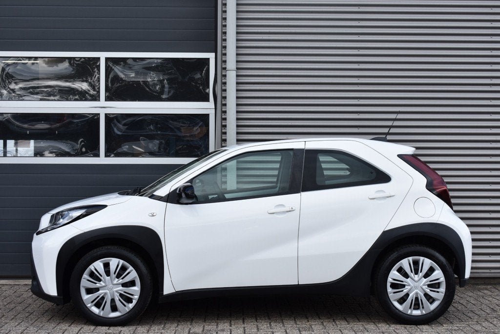 Toyota AYGO X 1.0 VVT-I MT PLAY / DEALER ONDERHOUDEN / CARPL, 31 €/maand, 920 kg, 4 stoelen, Wit