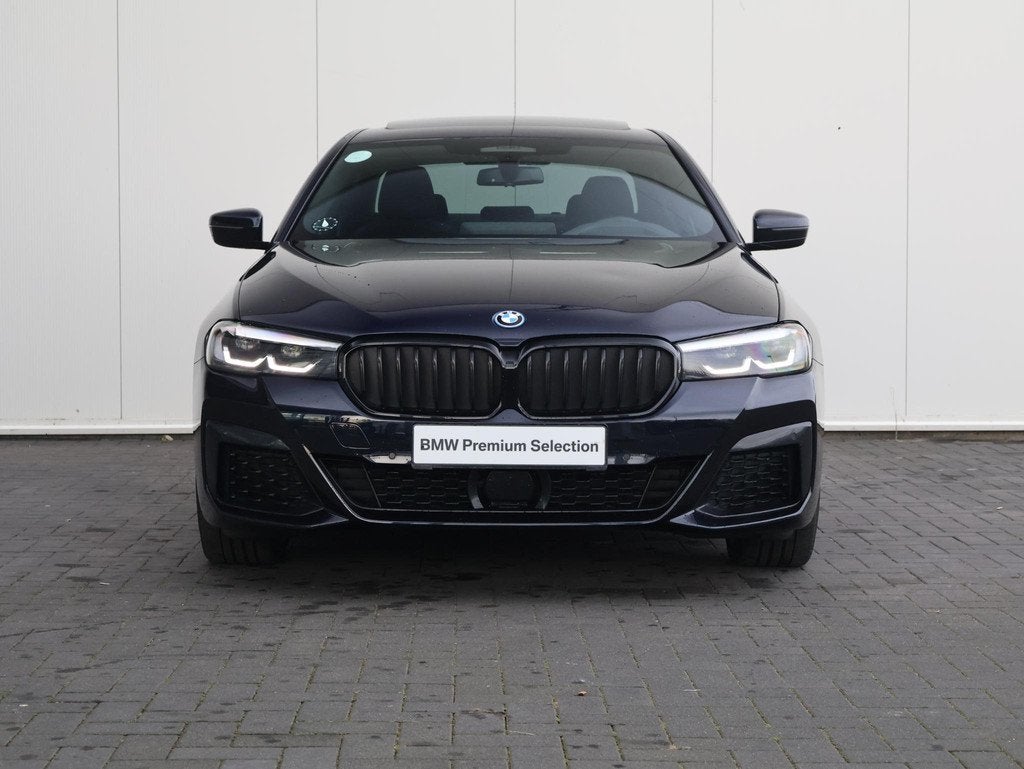 BMW 5-serie 545e xDrive Business Edition Plus M Sportpakket/, Auto's, BMW, Stof, Gebruikt, 394 pk, Zwart